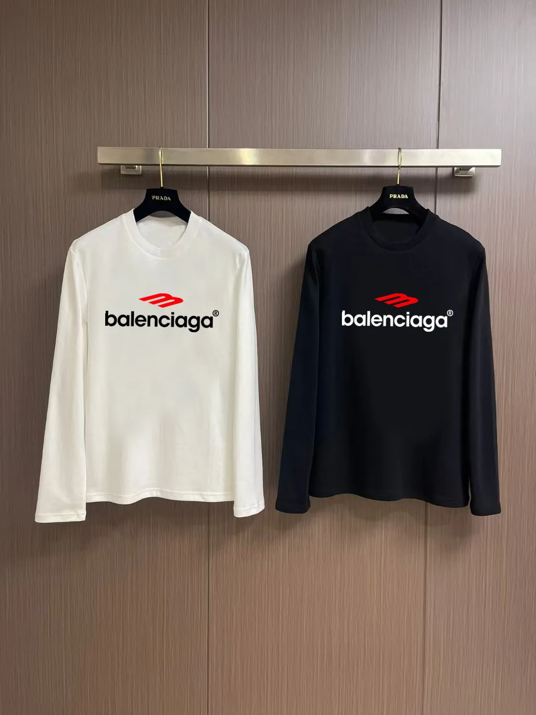 "𝙉𝙚𝙬🤍🖤 Balenciaga" 2026 Autumn and Winter Counter New Arrival Fashionable and casual bottoming shirt, long-sleeved T-shirt, made of high-density pure cotton fabric with exquisite original logo. It has both comfort and breathability, and is extremely soft. It is very handsome whether worn alone or as an inner layer. It conforms to men’s practical dressing habits and pursues luxury, noble and elegant style, creating extraordinary men’s taste. The visual effect is very good, the grade is very high, simple and fashionable, and it is a must-have choice for leisure and business! Color: White Black Sizes: S M L